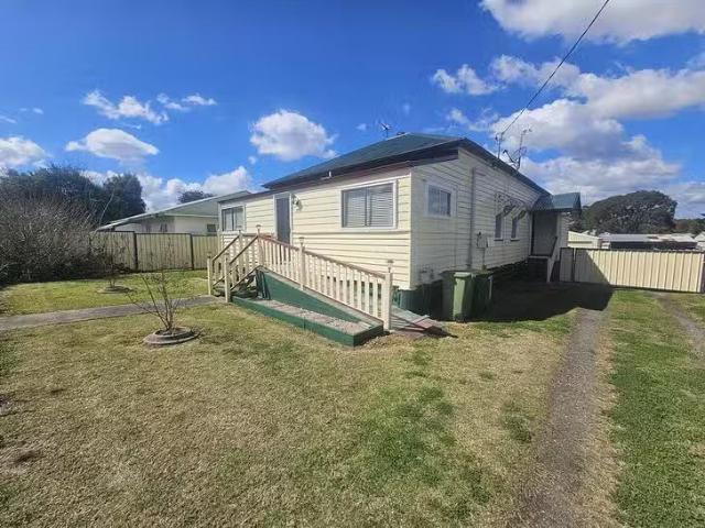 Nice 3 BR 33 Curnow Street, Crows Nest, QLD 4355