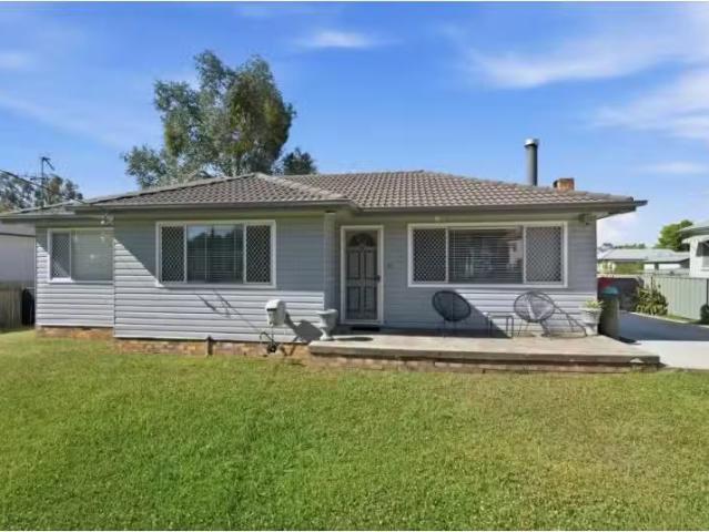 For Rent! 3 BR 33 Kentucky Street, Armidale House for rent Li.