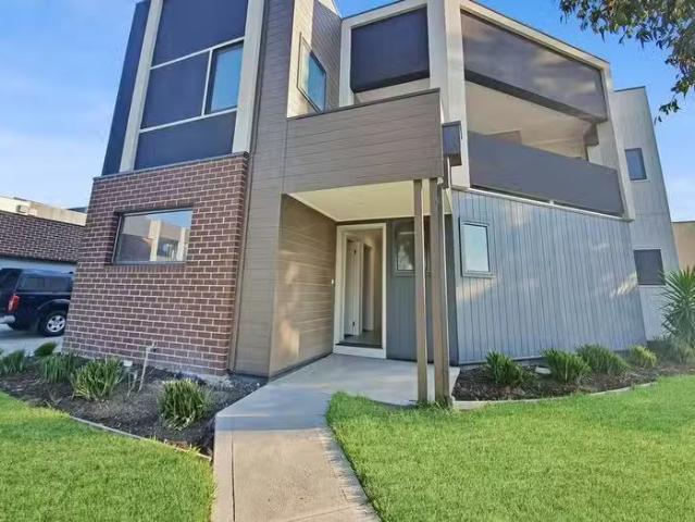 Charming 3 BR 30/205 James Mirams Drive, ROXBURGH PARK, VIC 30.