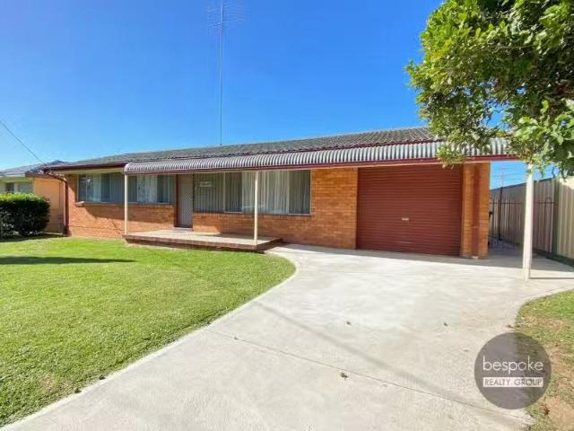 Rental! 3 BR 30 Racecourse Road, South Penrith House for rent.