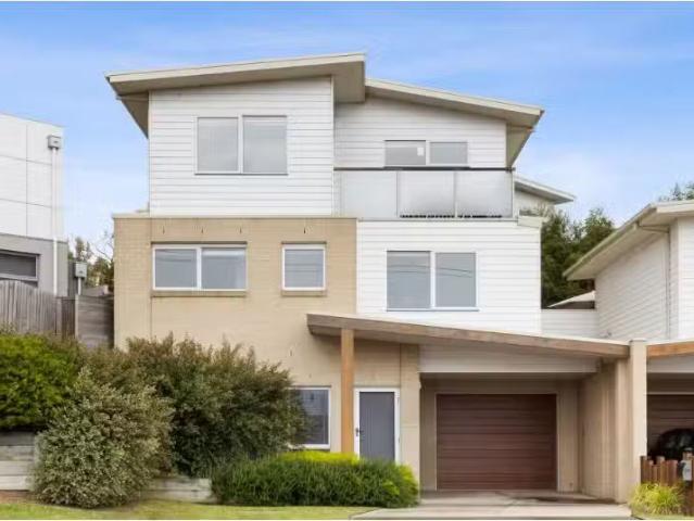 Nice 3 BR 30b Wallington Road, Ocean Grove Townhouse for rent.