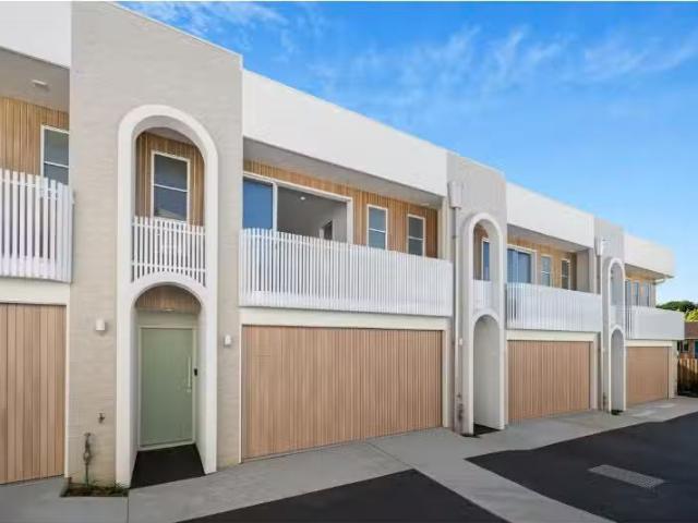 For Rent! 3 BR 3/18 Hipwood Avenue, Coorparoo Townhouse for re.