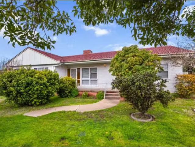 Cozy 3 BR 31 Edward Street, Tamworth House for rent Listed by.