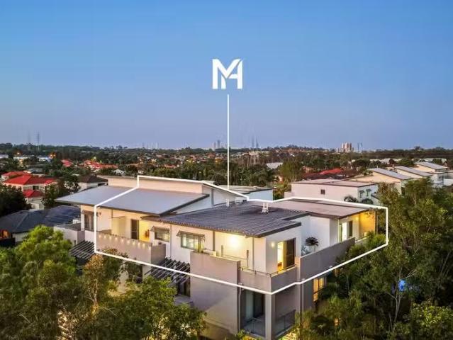 Just in! 3 BR 32/1 Acacia Court, Robina, QLD 4226 Apartment.