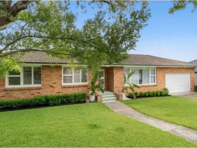 Nice 3 BR 37 Lanford Avenue, KILLARNEY HEIGHTS House for rent.