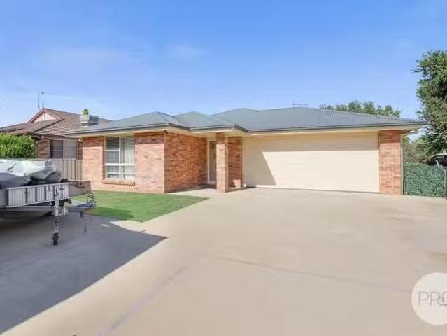 For Rent! 3 BR 37A Crown Street, West Tamworth, NSW 2340