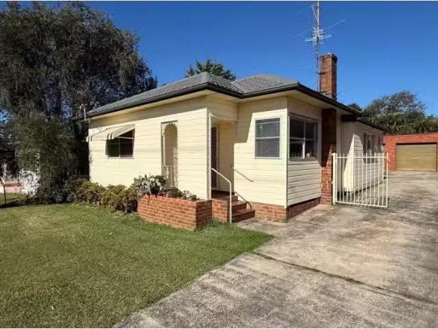 Cheap 3 BR 35 Cabbage Tree Lane, Fairy Meadow House for rent.