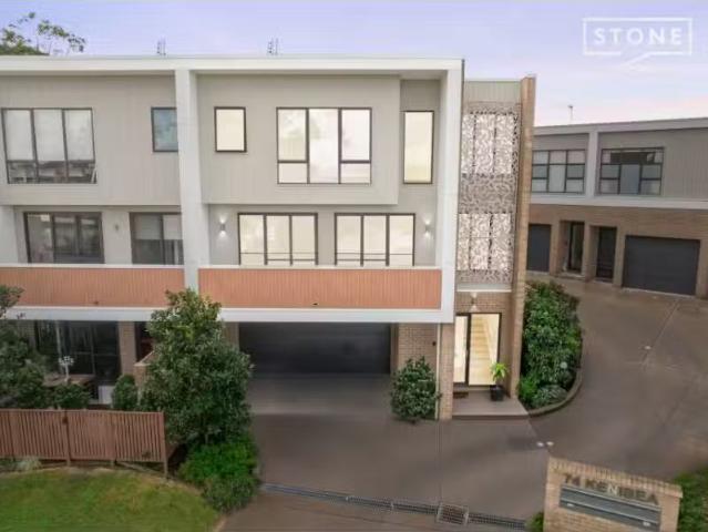 Cheap 3 BR 3/74 Kenibea Avenue, Kahibah Townhouse for rent Li.