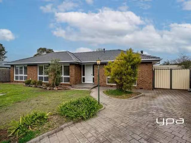 Just in! 3 BR 3 Monterey Court, Sunbury, VIC 3429