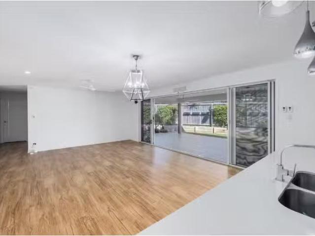 New 3 BR 3 Alumni Way, Thrumster House for rent Listed by Reb.