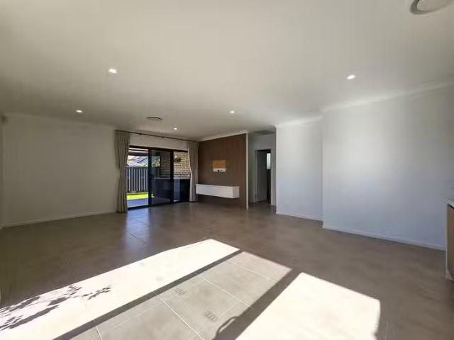 Deal! 3 Brunton Place, St Helens Park, NSW 2560