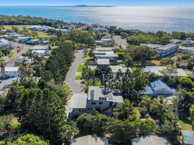 Unique 3 floor home in tree lined cul de sac 200m from beach, ocean views