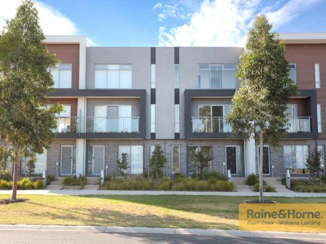 Unique 3Br 3L Townhouse in Williams Landing!