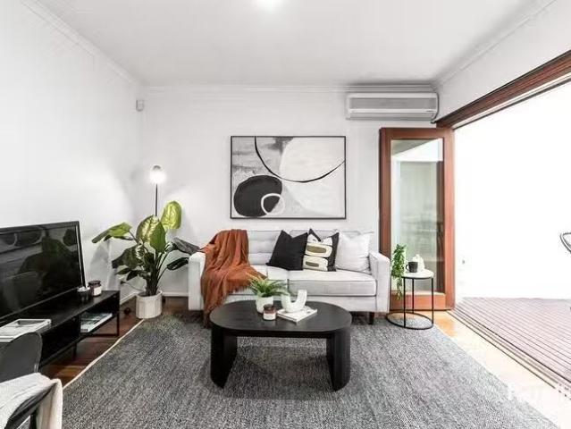 Cozy 3 Matthews Mews, Kensington, VIC 3031