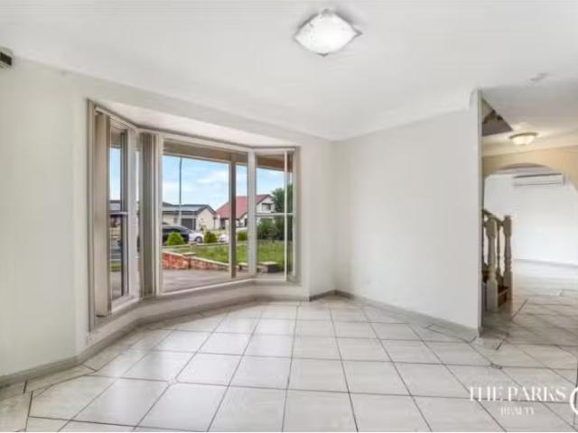 Unique 3 Mimosa Road, Bossley Park House for rent Listed by Y.