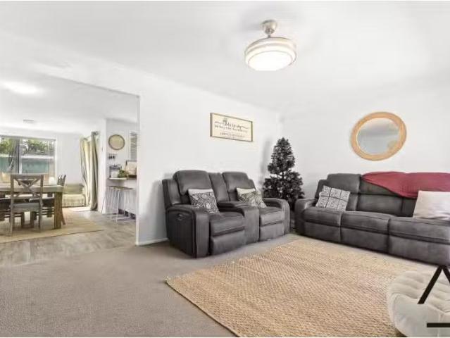 Cozy 103 Gorokan Drive, Lake Haven House for rent Listed by E.