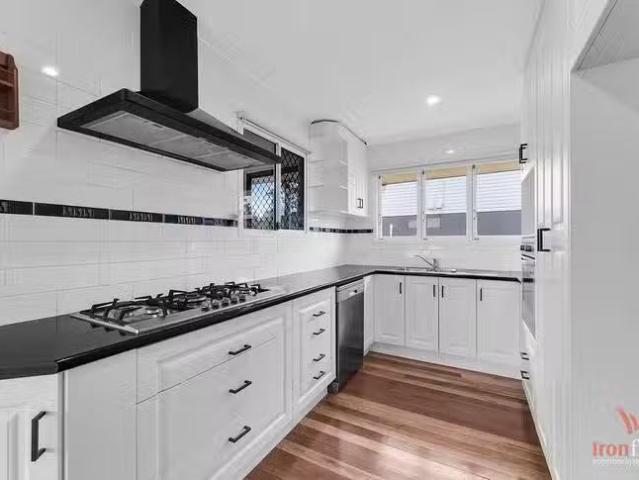 Cozy 10 Ash Avenue, Woodridge, QLD 4114