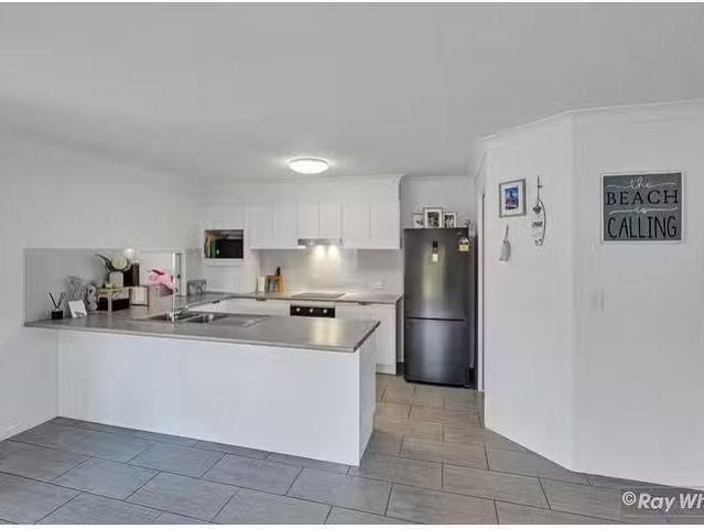 Unique 10 Gee Place, Gracemere, QLD 4702