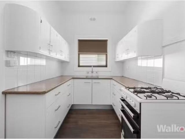 Cozy 10 Hewison Street, Tighes Hill House for rent Listed by.