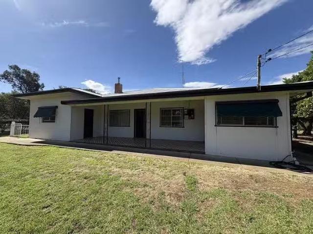 Unique 10 Mann Street, Coolamon, NSW 2701