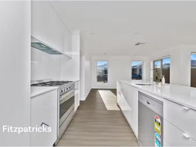 Charming 10 Tooleybuc Street, Gobbagombalin House for rent Li.