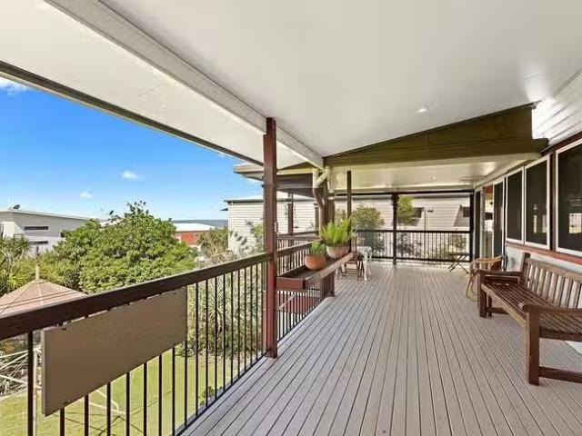 Cozy 114 Mountjoy Terrace, Manly, QLD 4179