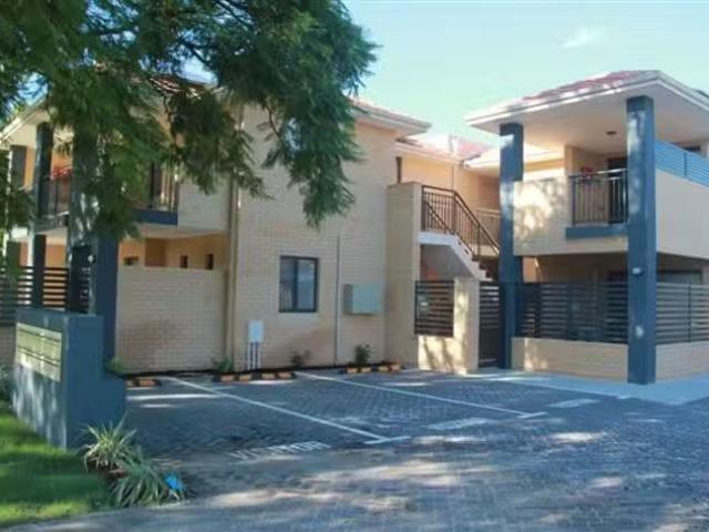 Rental! 1/16 Pearl Road, Cloverdale, WA 6105
