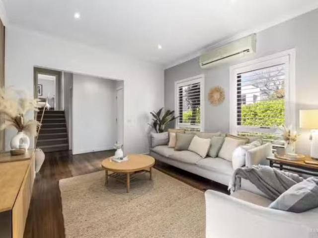 For Rent! 1/10 Box Hill Crescent, Mont Albert North VIC 3129.