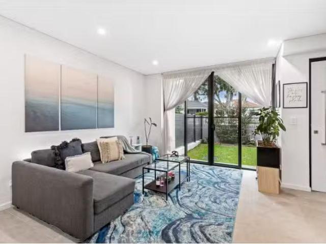 Charming 1/116 Karne Street, ROSELANDS Townhouse for rent Lis.