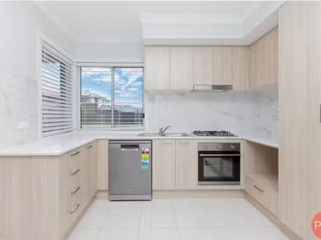 Unique 1/13 Merion Circuit, HEDDON GRETA Townhouse for rent L.