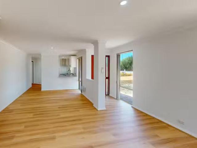 Charming 1/1 Lang Street, Brentwood, WA 6153