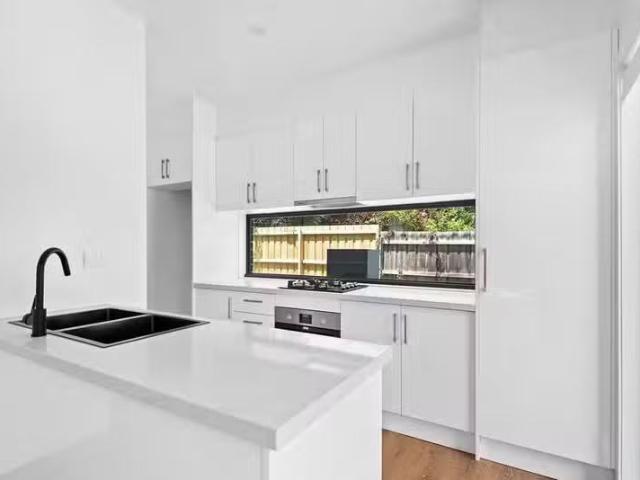 Deal! 1/278 Oriel Road, Heidelberg West VIC 3081