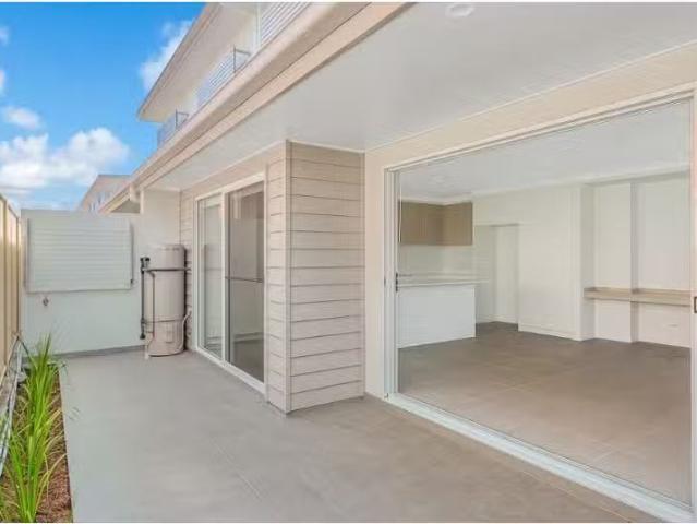 Unique 1/201 Kennedy Drive, TWEED HEADS Townhouse for rent Li.
