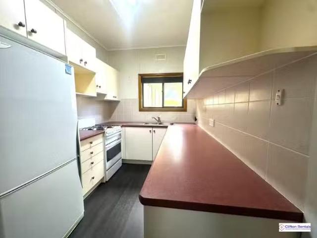 Cozy 12 Buena Vista Road, Woodford House for rent Listed by N.