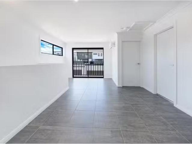 Deal! 12A Brangus Loop, Oran Park House for rent Listed by Su.