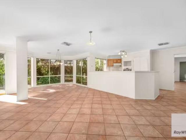 Just in! 12A Penshurst Court, Hillside VIC 3037