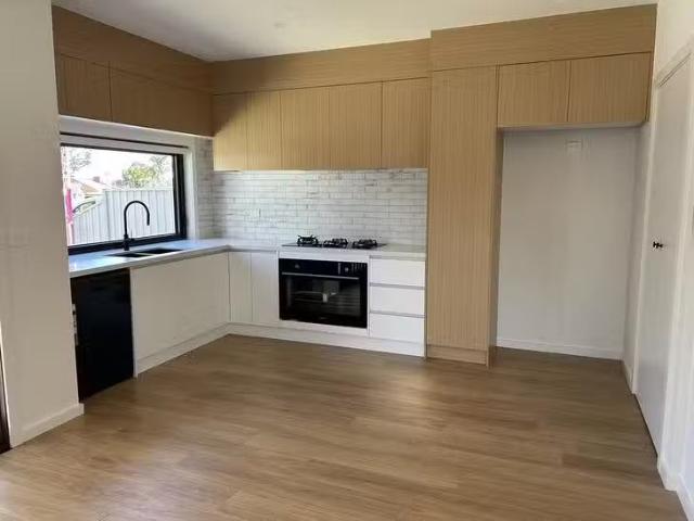 Charming 1/30 Sunset Boulevard, Jacana, VIC 3047