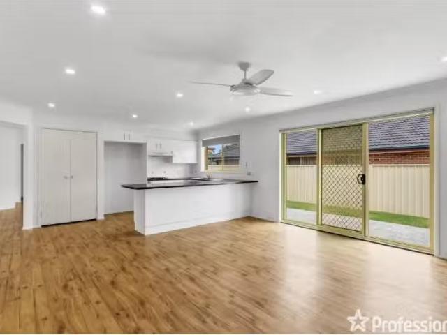 Nice 13 Kardella Avenue, NOWRA House for rent Listed by Makay.