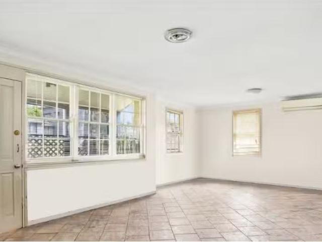 For Rent! 13 Kimbarra Crescent, Koonawarra House for rent Lis.