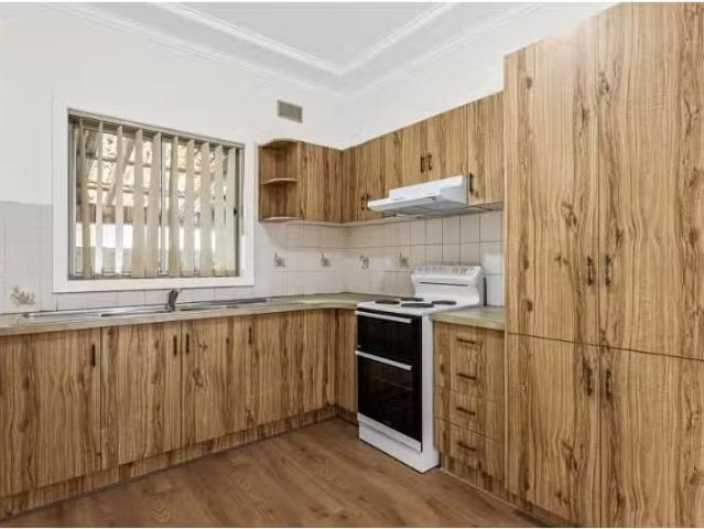 Cozy 13 Robertson Street, Shellharbour House for rent Listed.