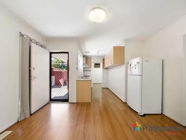 Deal! 14 Barnes Crescent, Sunshine West VIC 3020