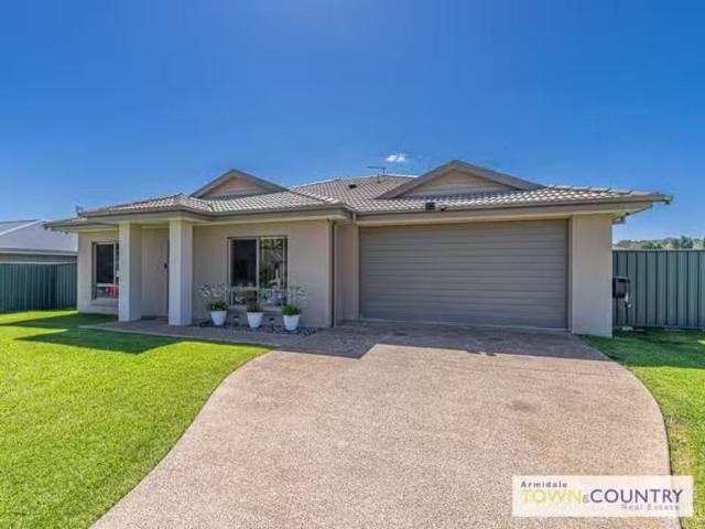 Unique 14 Lara Avenue, ARMIDALE House for rent Listed by Broo.