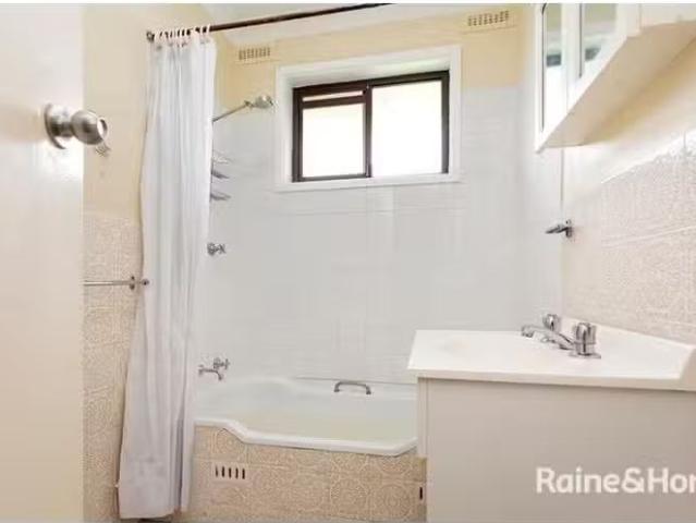 Nice 1/4 Woodstock Street, TAMWORTH Apartment for rent Listed.
