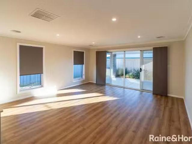 Charming 1/51 Coppabella Drive, Gobbagombalin, NSW 2650