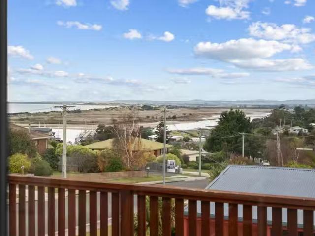 Cozy 15 Bridview Place, BRIDPORT, TAS 7262 House for Rent