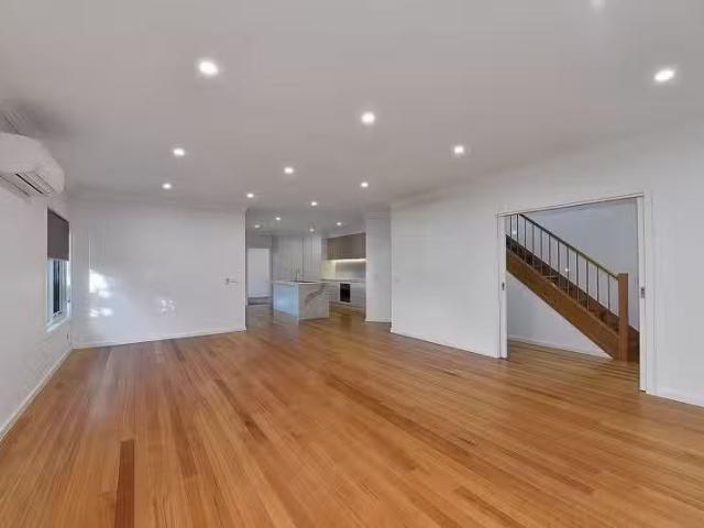 Just in! 15 Hayes Rd, Strathmore VIC 3041