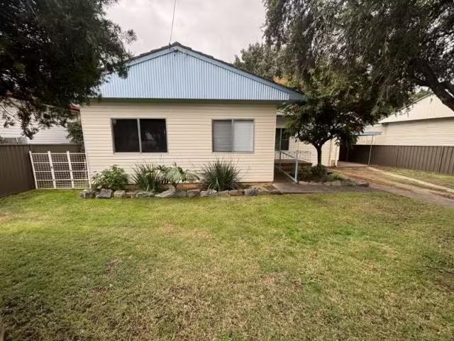 Just in! 15 Oak Street, TAMWORTH House for rent Listed by Cou.