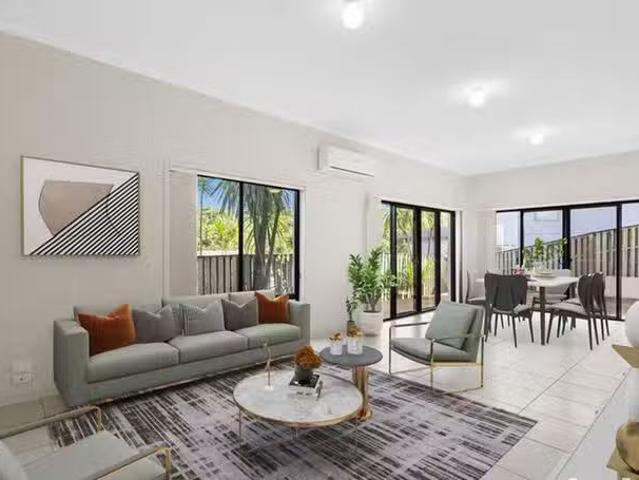For Rent! 1/5 Maslin Chase, Pacific Pines, QLD 4211