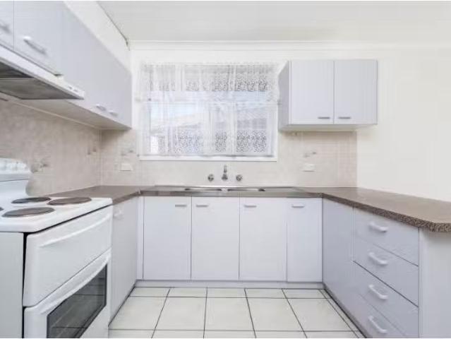 Cheap 1/5 Vane Place, Queanbeyan Townhouse for rent Listed by.