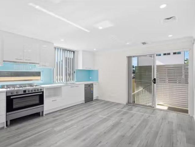 Deal! 1/68 Pur Pur Avenue, Lake Illawarra Townhouse for rent.